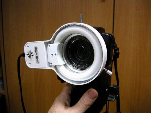 09-L illuminatore viene fissato con il serraggio delle tre viti filettate.jpg