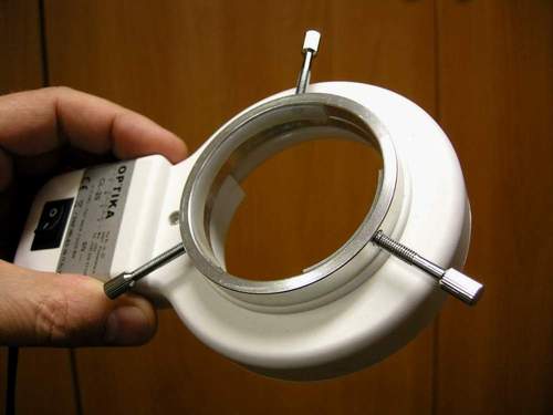 06-Particolare dei tamponcini adesivi in gomma per adattare l illuminatore al barilotto obiettivo della P80.jpg