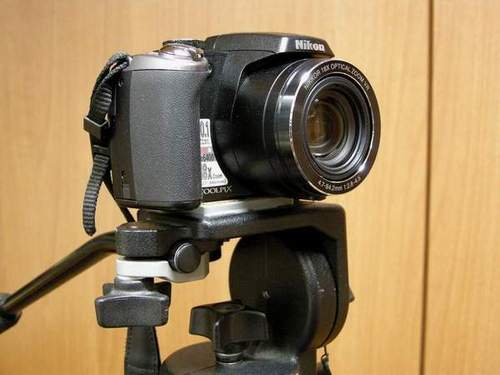 01-Coolpix P80 montata su cavalletto.jpg